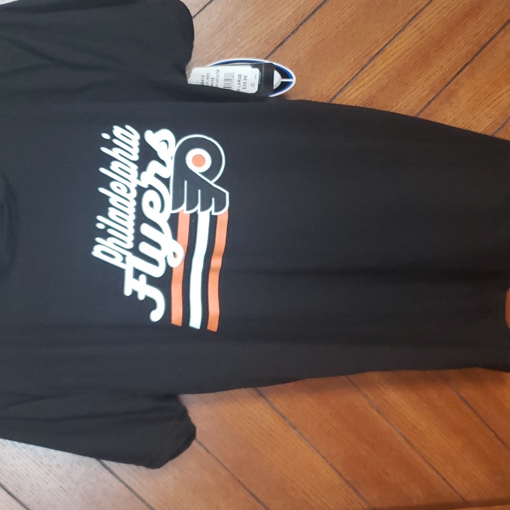 Philadelphia Flyers T-shirt.